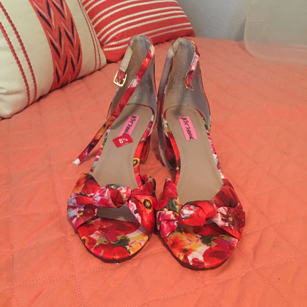 Betsey Johnson size 8 1/2